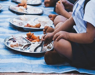 Kinder ernähren, Leben verändern: Ein Interview mit Arlene Mitchell vom GCNF zum Internationalen Tag der Schulspeisung