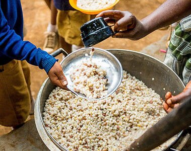 Invertir en un futuro más sano: 3 formas en que los programas de alimentación escolar pueden contribuir a la inmunidad, el crecimiento y el éxito educativo de los niños