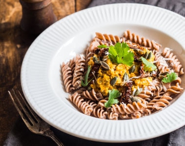 Pasta rica en proteínas con un toque vegetal 