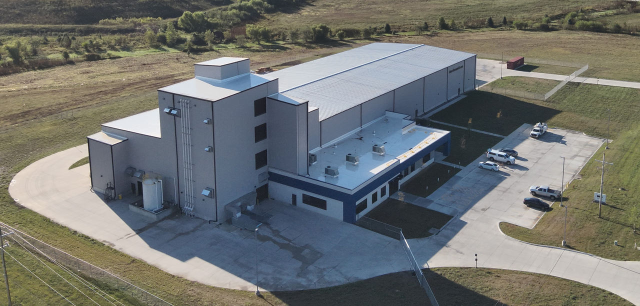 dsm-firmenich lance à Tonganoxie, au Kansas, une usine de prémélanges pour animaux de compagnie de nouvelle génération, entièrement automatisée.